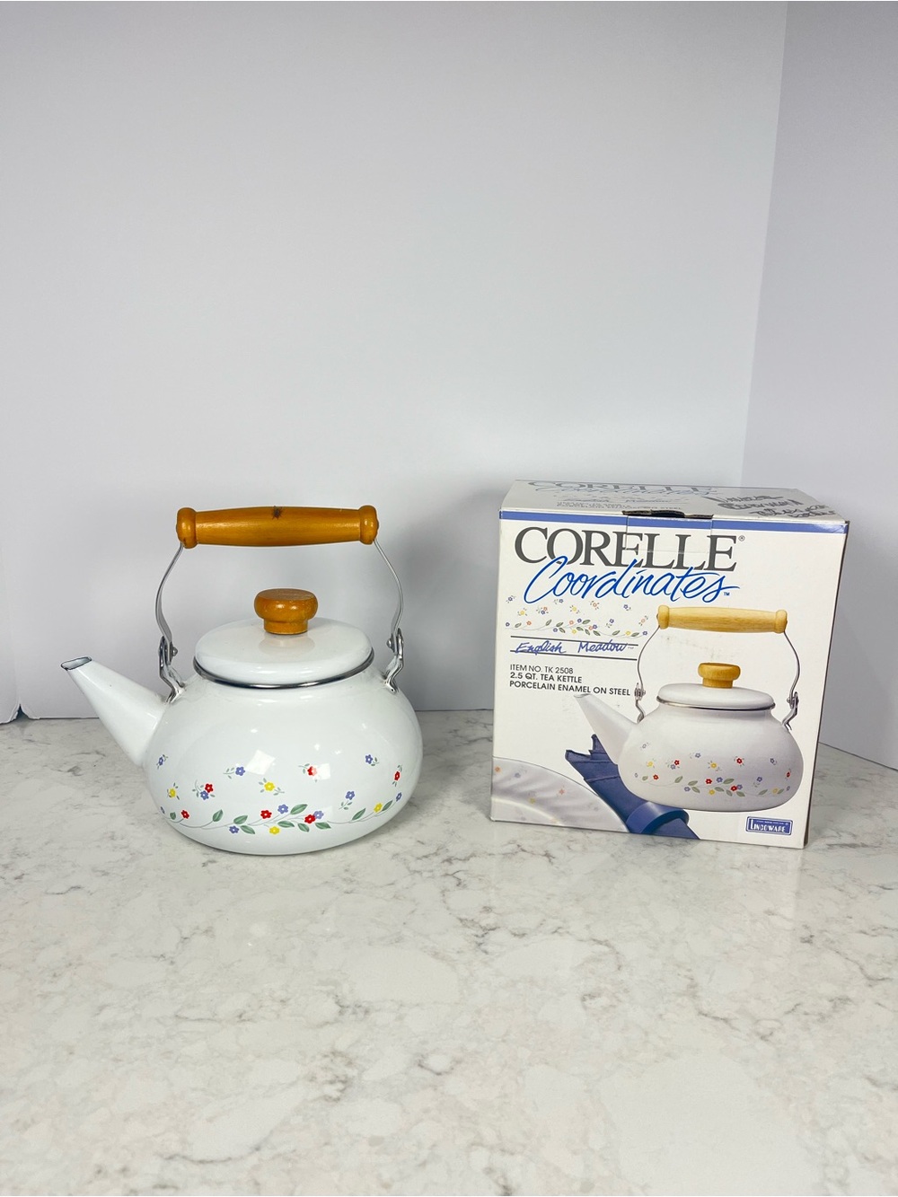 Corelle 2.5 quart .English Meadow pattern. Enamel  Teapot with Wood-Tone Handle